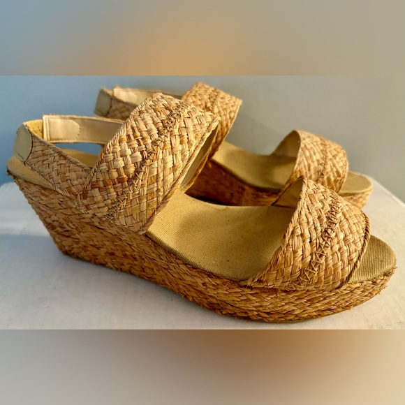 COLIN STUART Tan Raffia Platforms in size 8. - Picture 3 of 3